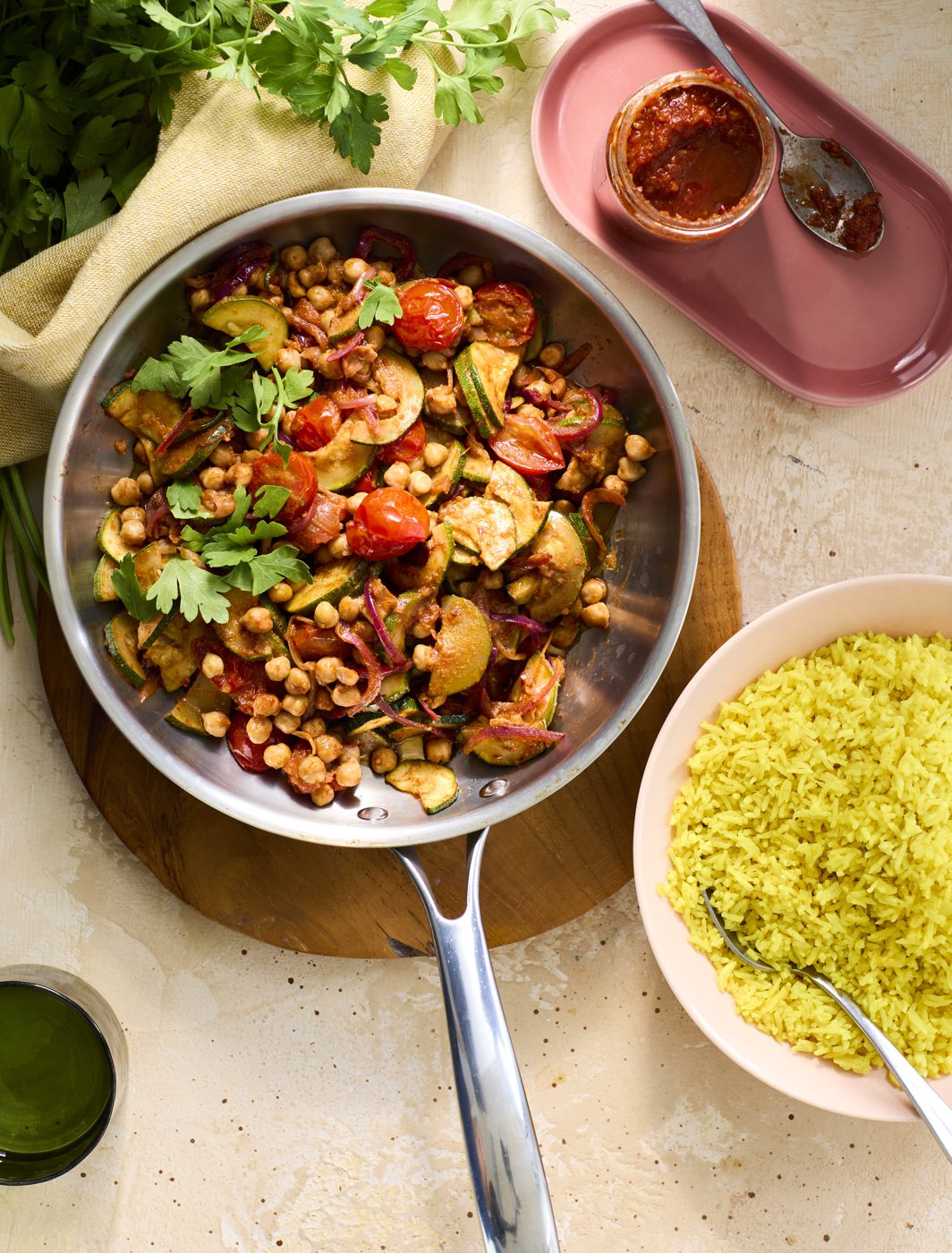 Harissa-kikkererwten met kurkumarijst